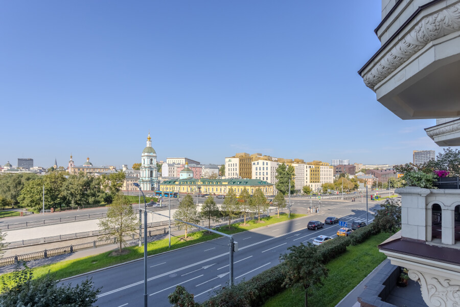 Улучшенные апартаменты с тремя спальнями и балконом