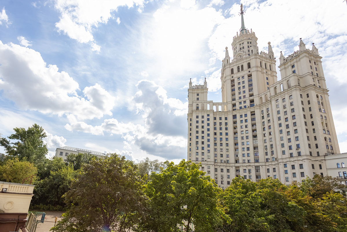 Улучшенные апартаменты с тремя спальнями и балконом